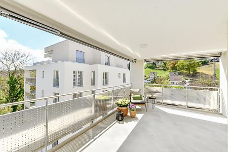 Blick auf den Balkon einer Mietwohnung im Hamburgpark in Menziken mit schöner Aussicht ins Grüne.